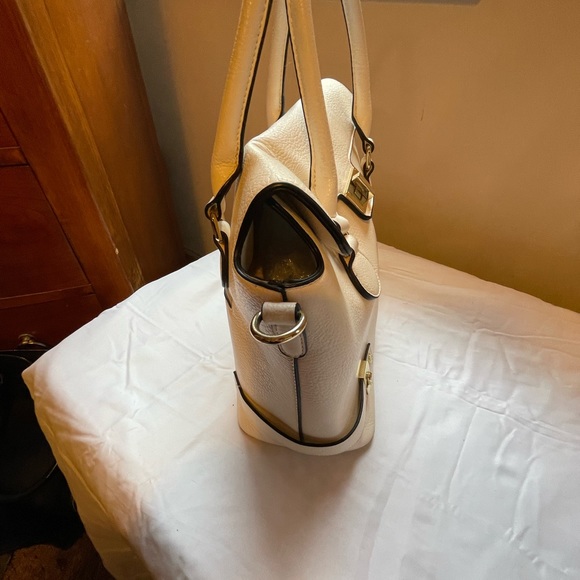 Cream tote bag with gold hardware - Picture 5 of 11